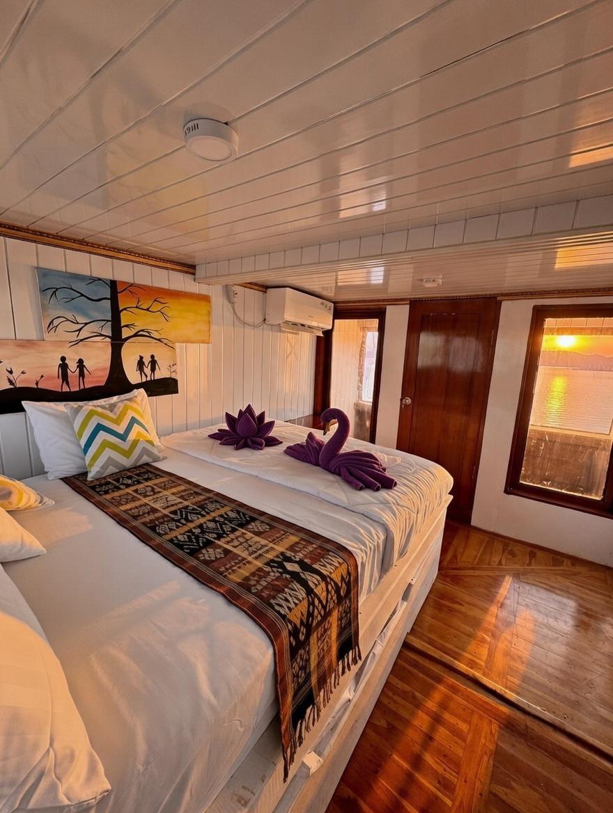 Flores Balcony Suite – Princess Nabila Phinisi