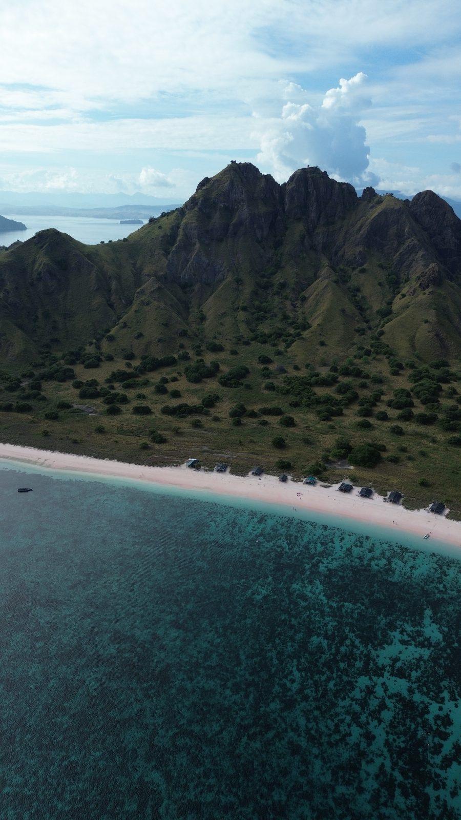 Princess Nabila Phinisi – Pink Beach in Komodo: a swim and snorkel stop for a whole group