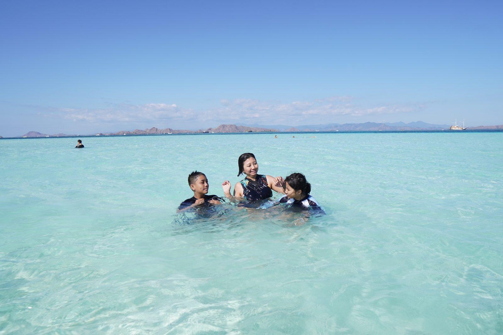 Taka Makassar – group swimming on white sandbar (Taken on a real Komodo Explorer trip)