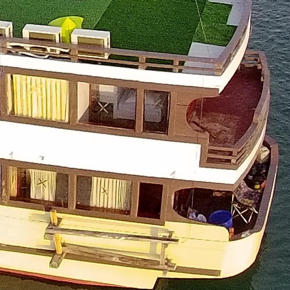 Foredeck, walkways and stern balconies – Princess Nabila Phinisi